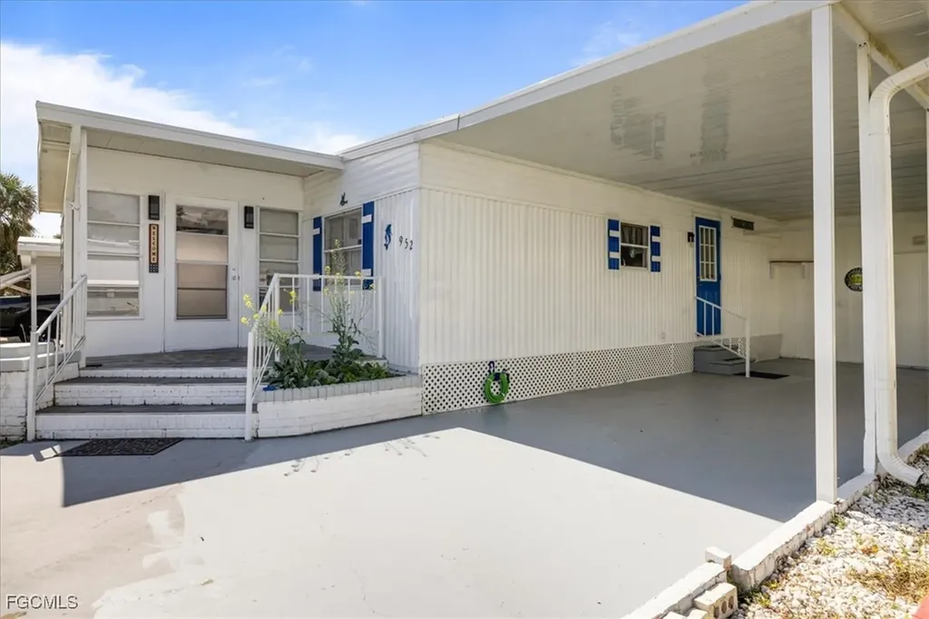 952 Days Lane North Fort Myers FL 33917