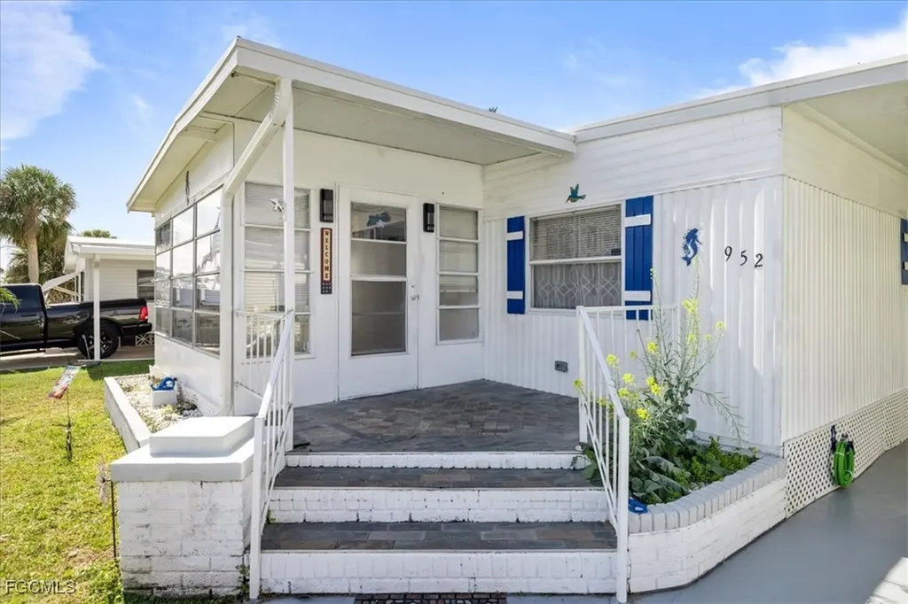 952 Days Lane North Fort Myers FL 33917