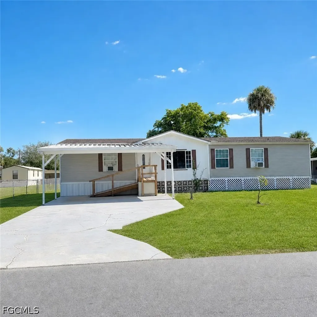 7607 Peyraud Drive North Fort Myers FL 33917
