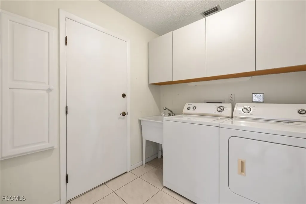 3909 SE 1st Avenue Cape Coral FL 33904