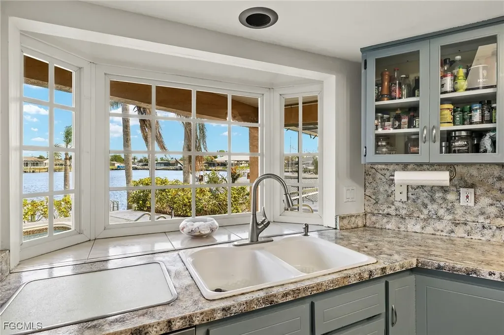3909 SE 1st Avenue Cape Coral FL 33904