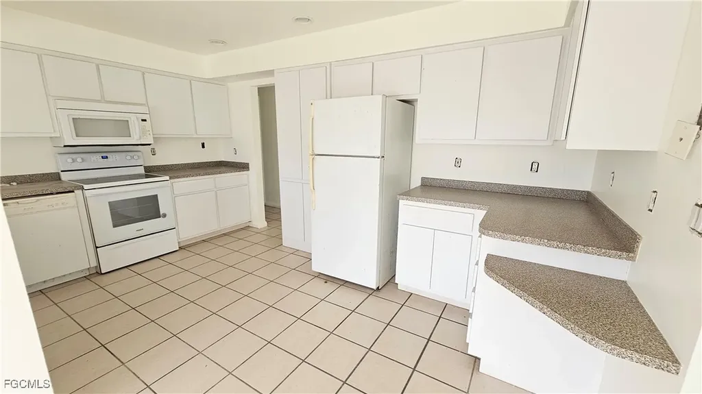 1932 SE 31st Terrace Cape Coral FL 33904
