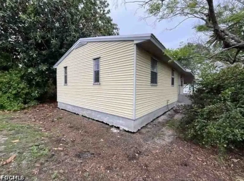 420 SE 1st Street South Bay FL 33493