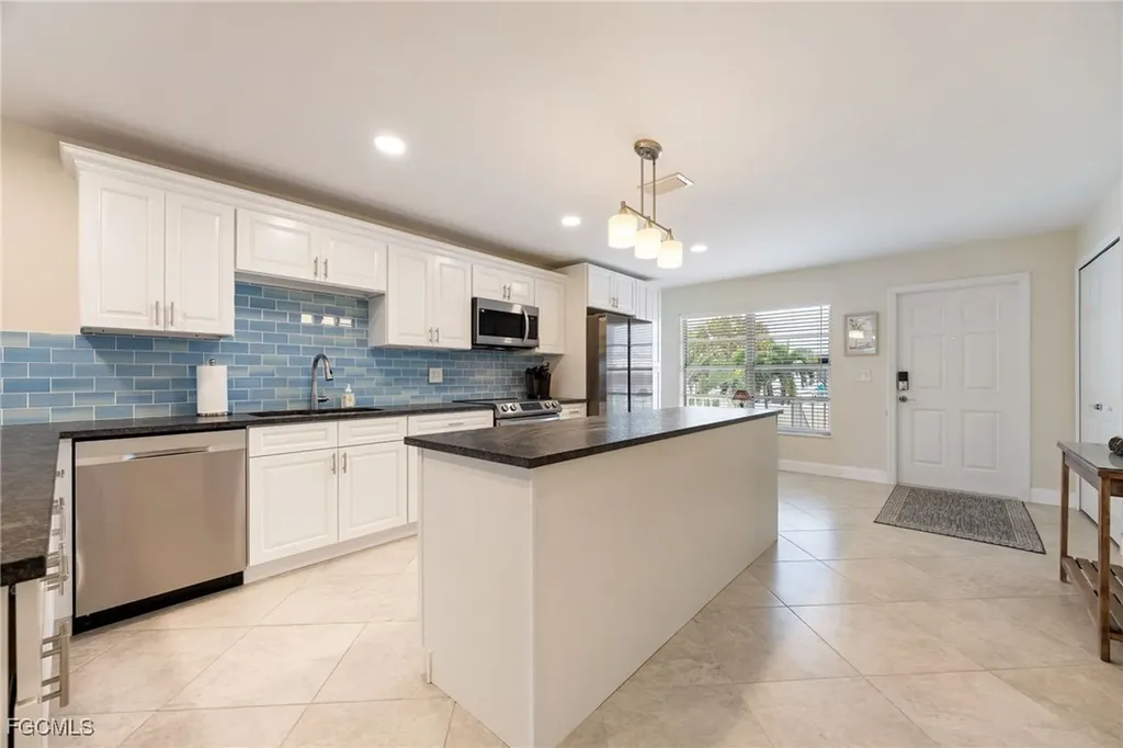 843 SE 46th Lane Cape Coral FL 33904