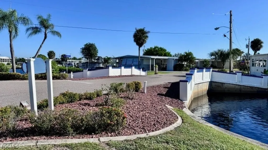 5563 Sir Walter Way North Fort Myers FL 33917