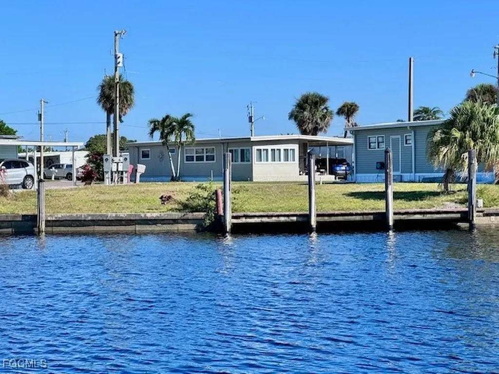 5563 Sir Walter Way North Fort Myers FL 33917