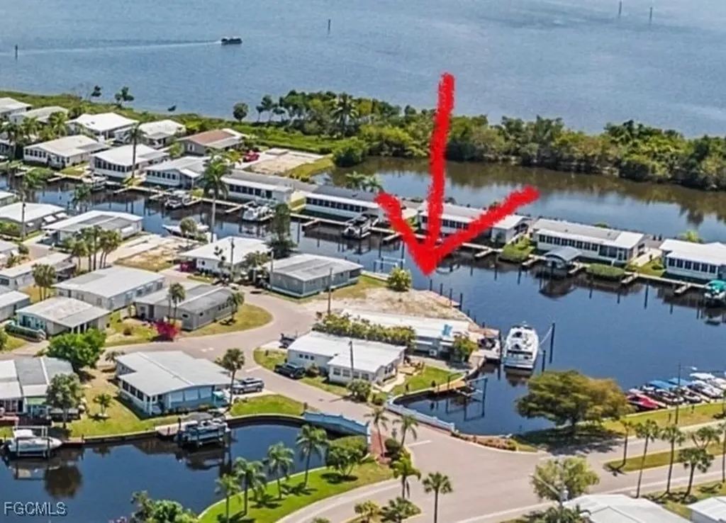 5563 Sir Walter Way North Fort Myers FL 33917