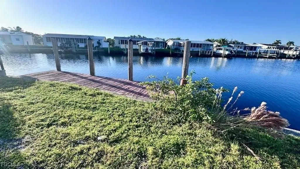 5563 Sir Walter Way North Fort Myers FL 33917