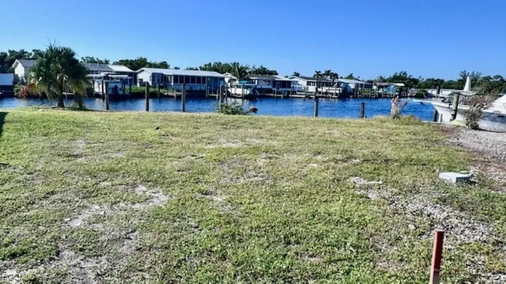 5563 Sir Walter Way North Fort Myers FL 33917