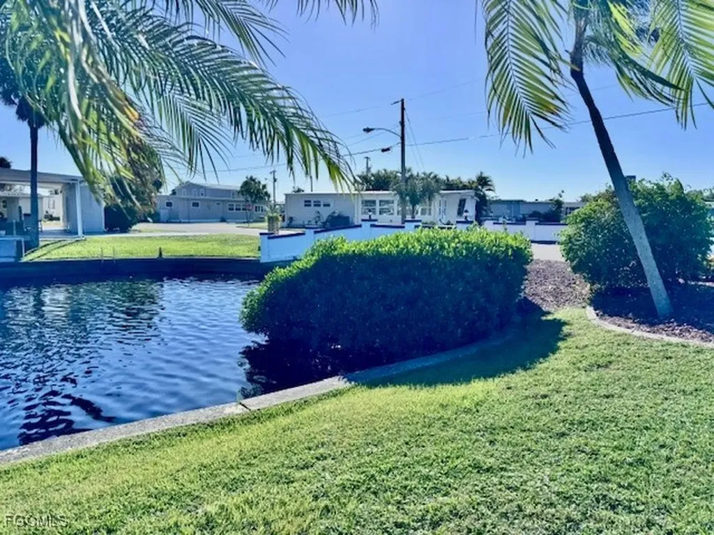 5563 Sir Walter Way North Fort Myers FL 33917