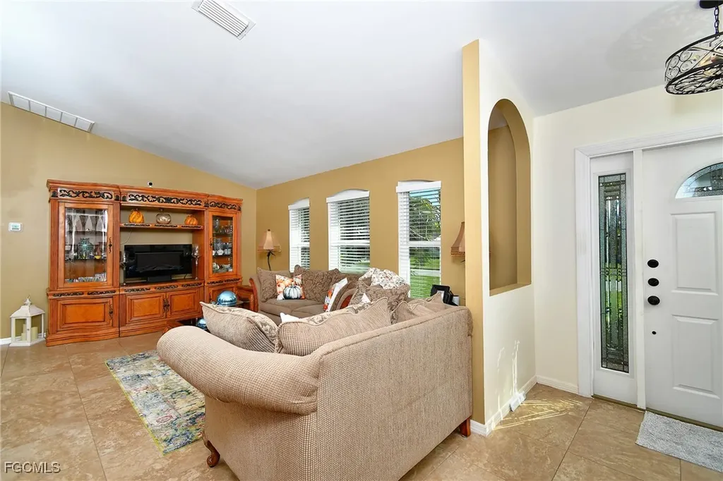 1306 SW 4th Place Cape Coral FL 33991
