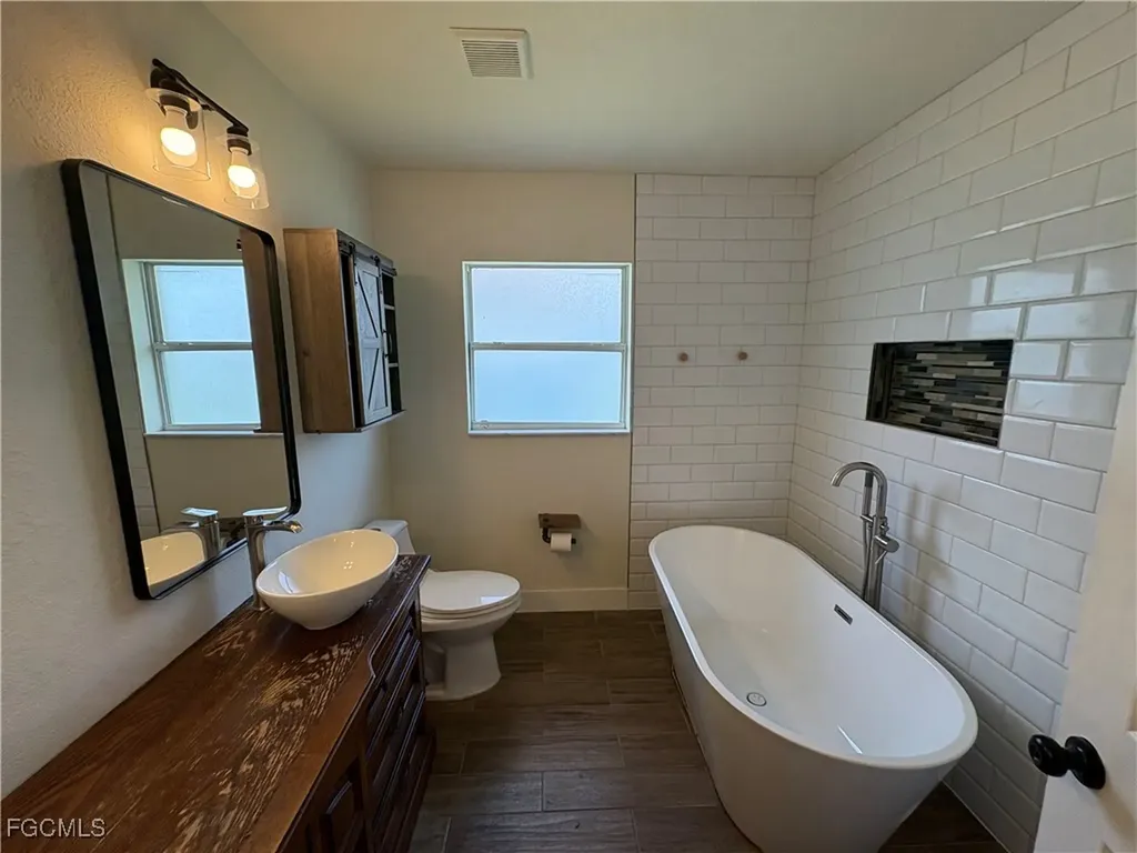 1417 NE 4th Place Cape Coral FL 33909