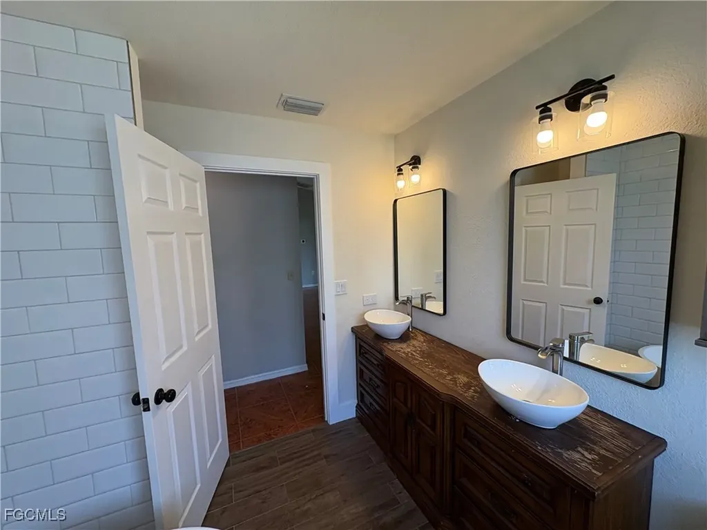 1417 NE 4th Place Cape Coral FL 33909