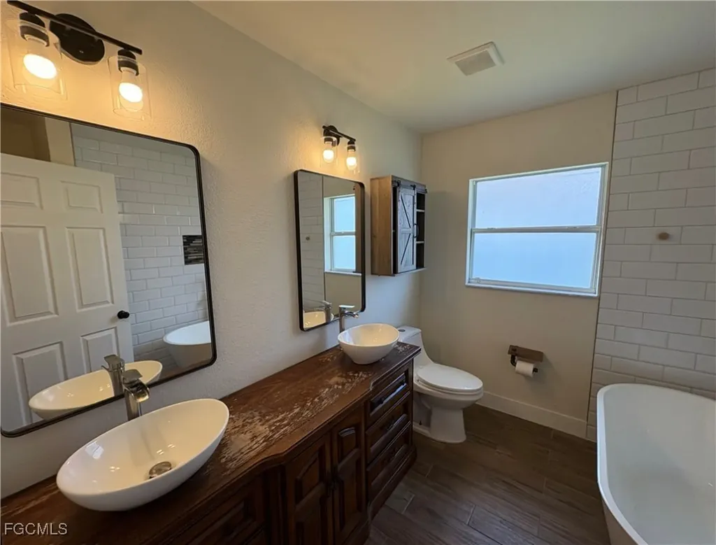 1417 NE 4th Place Cape Coral FL 33909