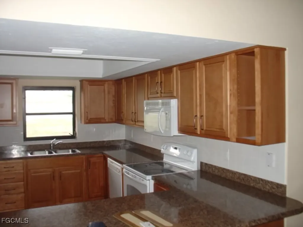 4707 SW 8th Place Cape Coral FL 33914