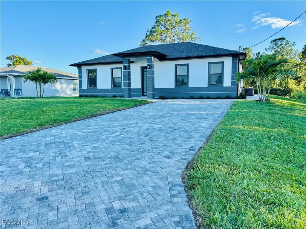 563 Oakshire Lane Lehigh Acres FL 33972