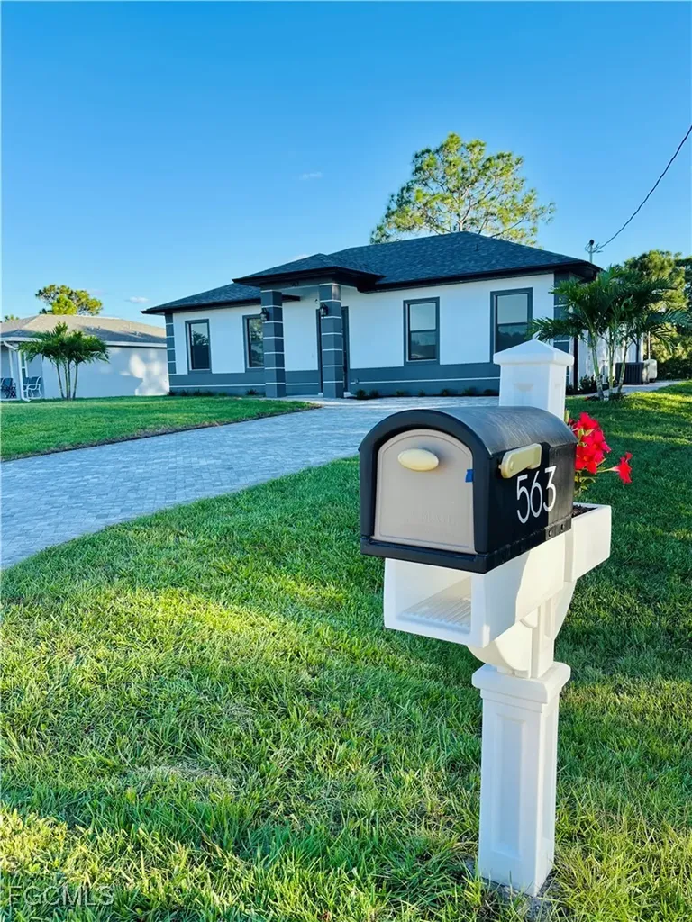 563 Oakshire Lane Lehigh Acres FL 33972