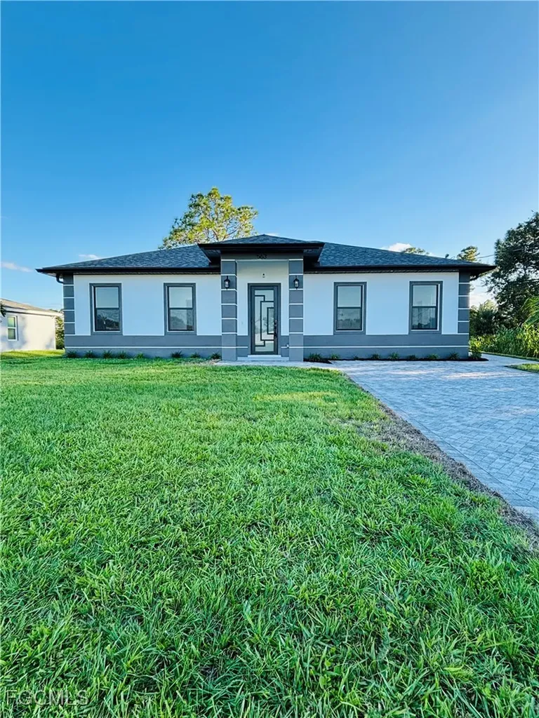 563 Oakshire Lane Lehigh Acres FL 33972