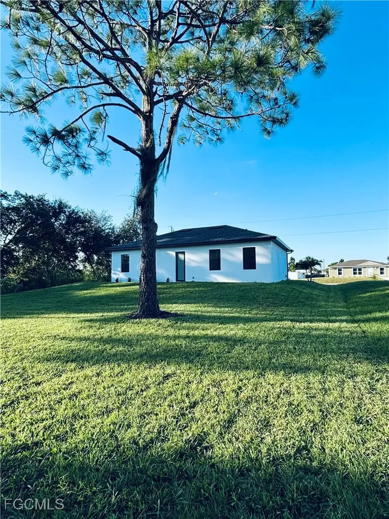 563 Oakshire Lane Lehigh Acres FL 33972