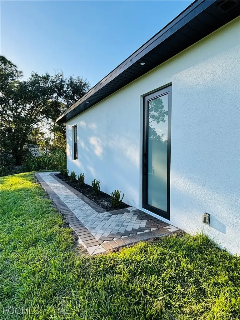 563 Oakshire Lane Lehigh Acres FL 33972