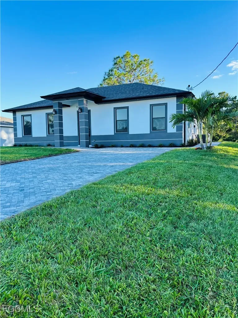 563 Oakshire Lane Lehigh Acres FL 33972