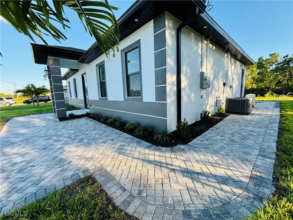 563 Oakshire Lane Lehigh Acres FL 33972