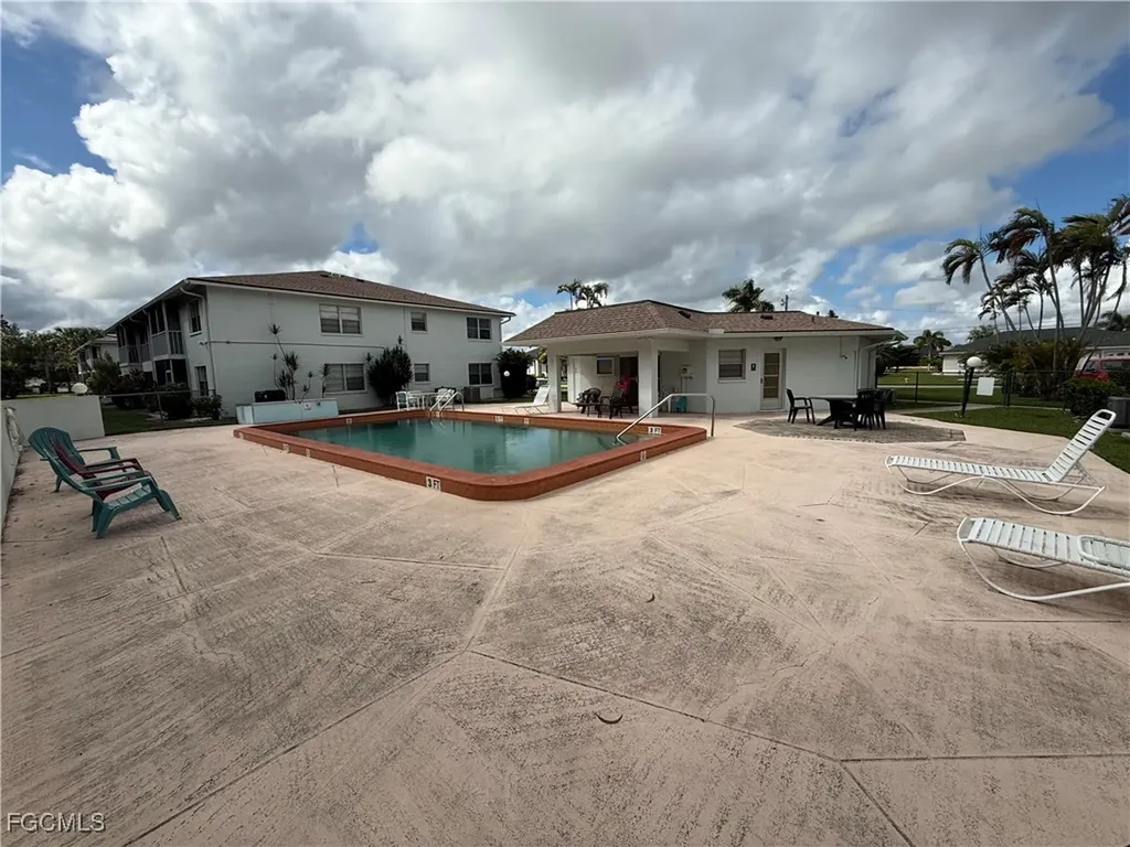215 SE 15th Place Cape Coral FL 33990
