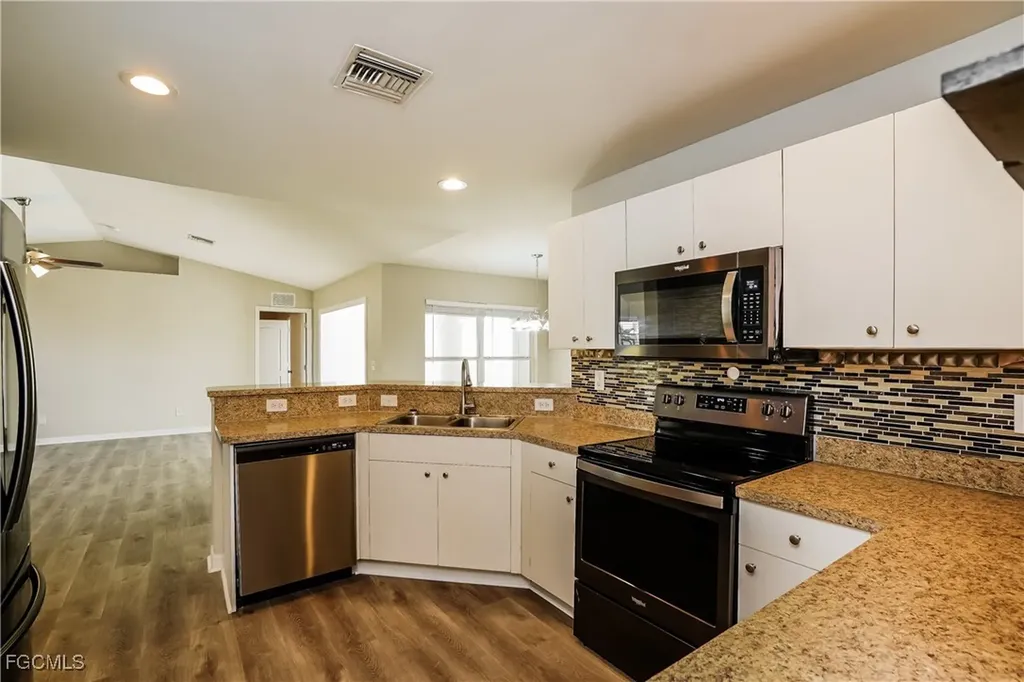 1422 NW 1st Street Cape Coral FL 33993