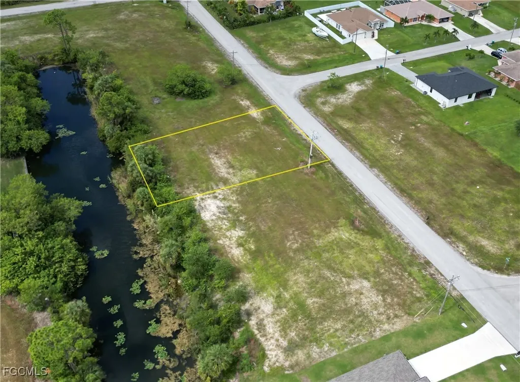 818 NE 32nd Lane Cape Coral FL 33909