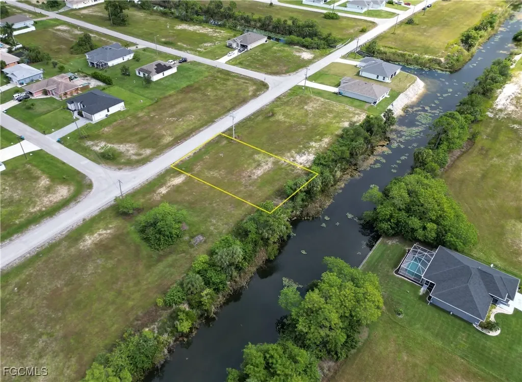 818 NE 32nd Lane Cape Coral FL 33909