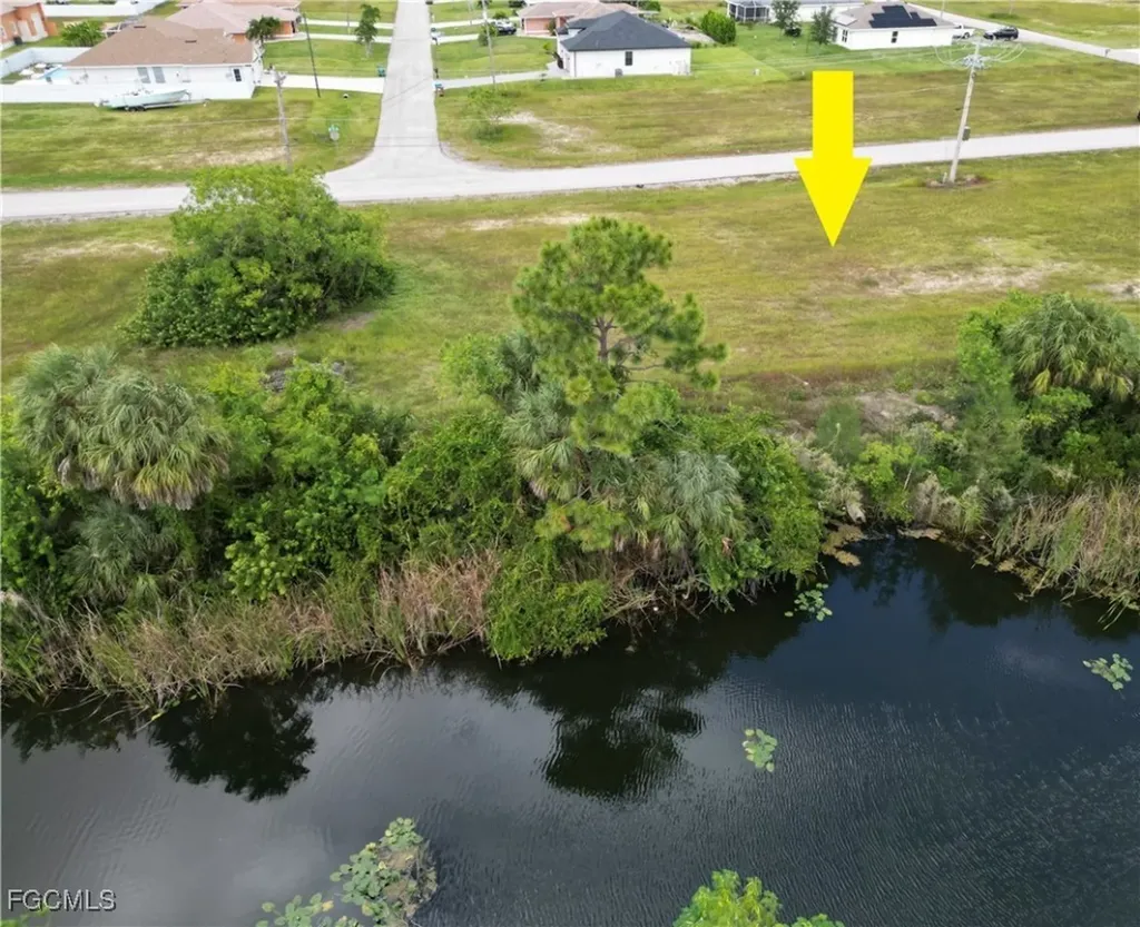 818 NE 32nd Lane Cape Coral FL 33909