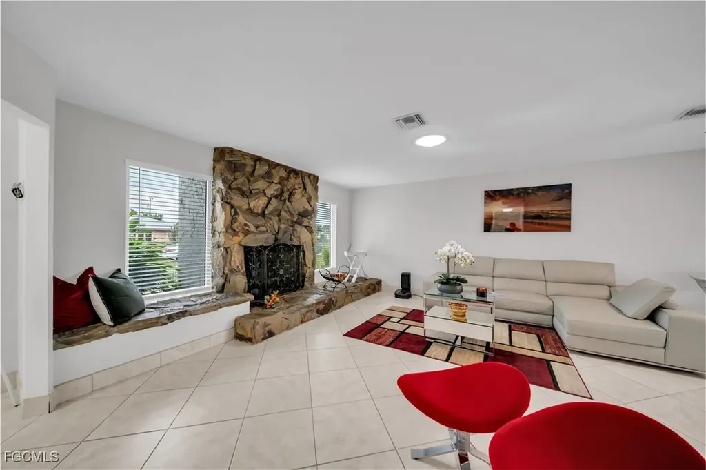 3746 SE 1st Place Cape Coral FL 33904