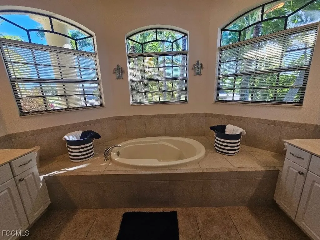 118 SE 23rd Place Cape Coral FL 33990