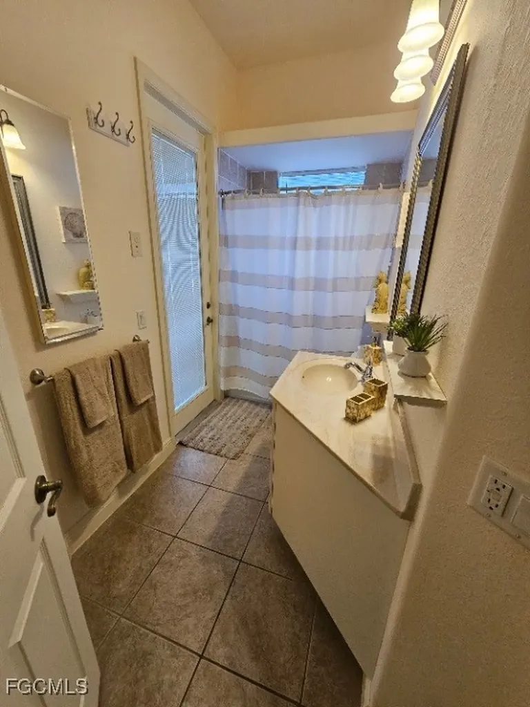 118 SE 23rd Place Cape Coral FL 33990