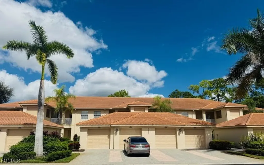 Naples FL, 3977 Bishopwood Court E, Unit 203