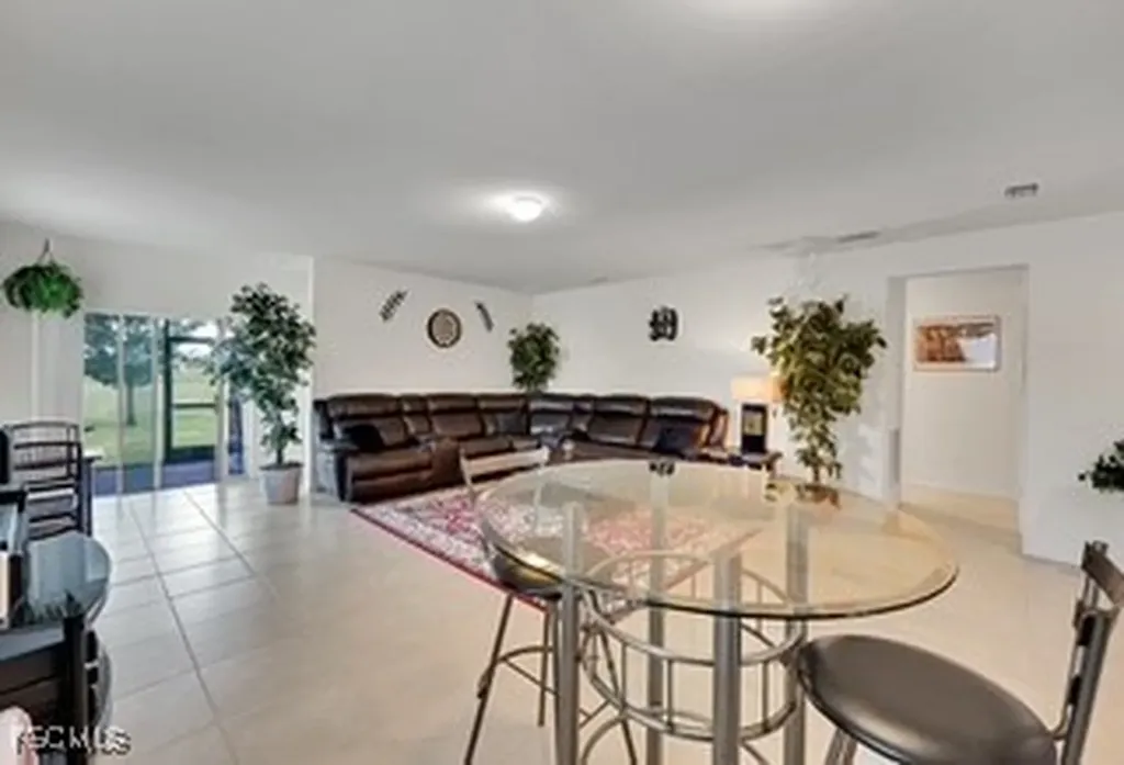 927 SE 5th Court Cape Coral FL 33990