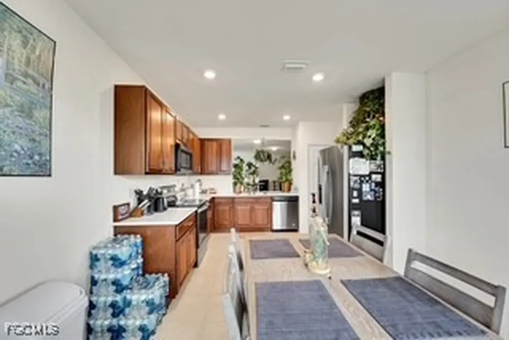 927 SE 5th Court Cape Coral FL 33990