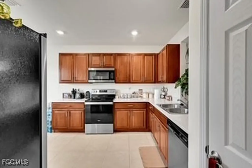 927 SE 5th Court Cape Coral FL 33990