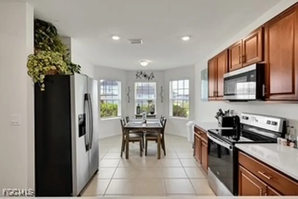 927 SE 5th Court Cape Coral FL 33990