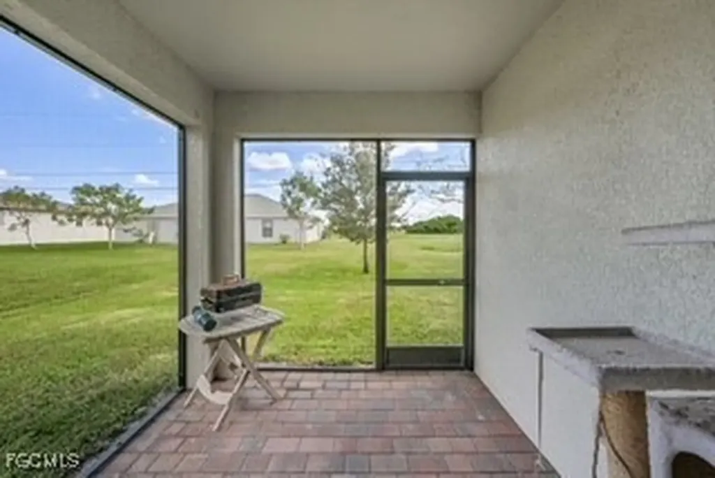 927 SE 5th Court Cape Coral FL 33990