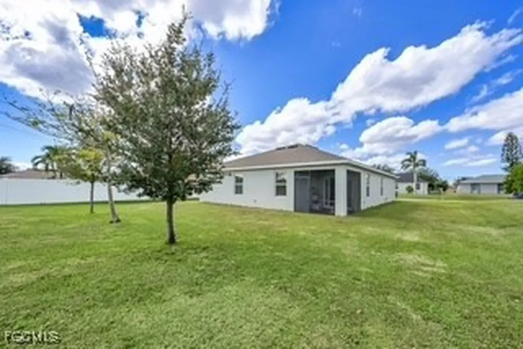 927 SE 5th Court Cape Coral FL 33990