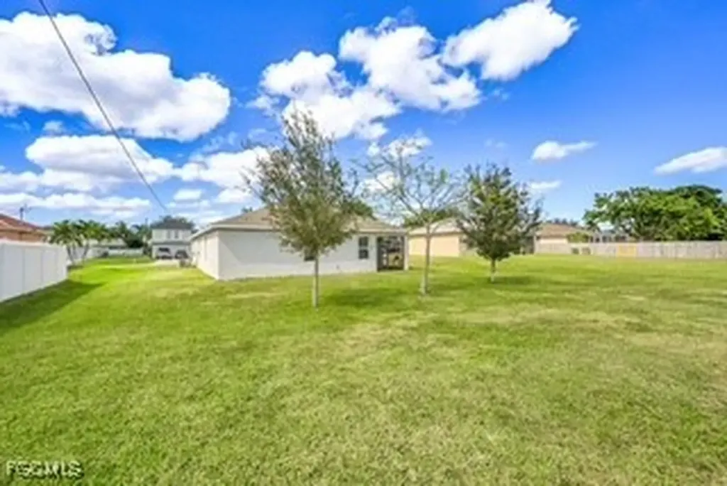 927 SE 5th Court Cape Coral FL 33990