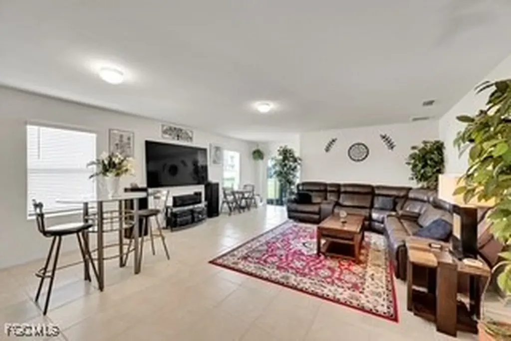 927 SE 5th Court Cape Coral FL 33990