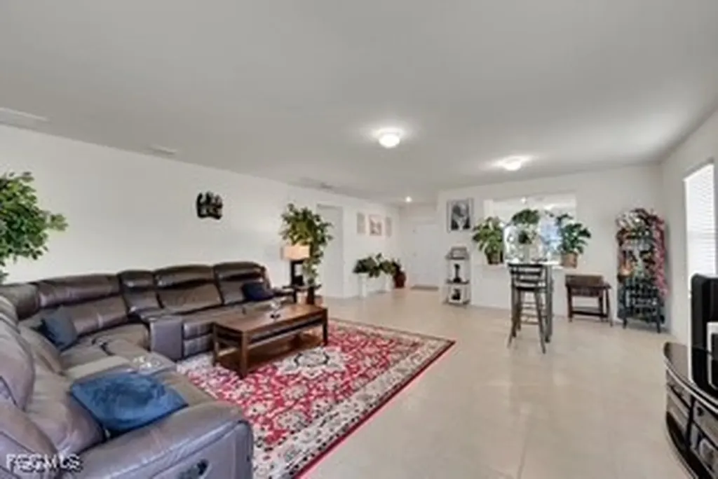 927 SE 5th Court Cape Coral FL 33990