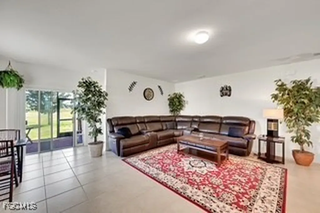 927 SE 5th Court Cape Coral FL 33990