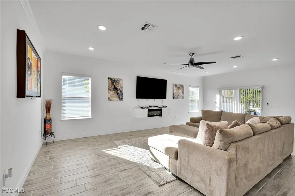 513 NW 3rd Lane Cape Coral FL 33993