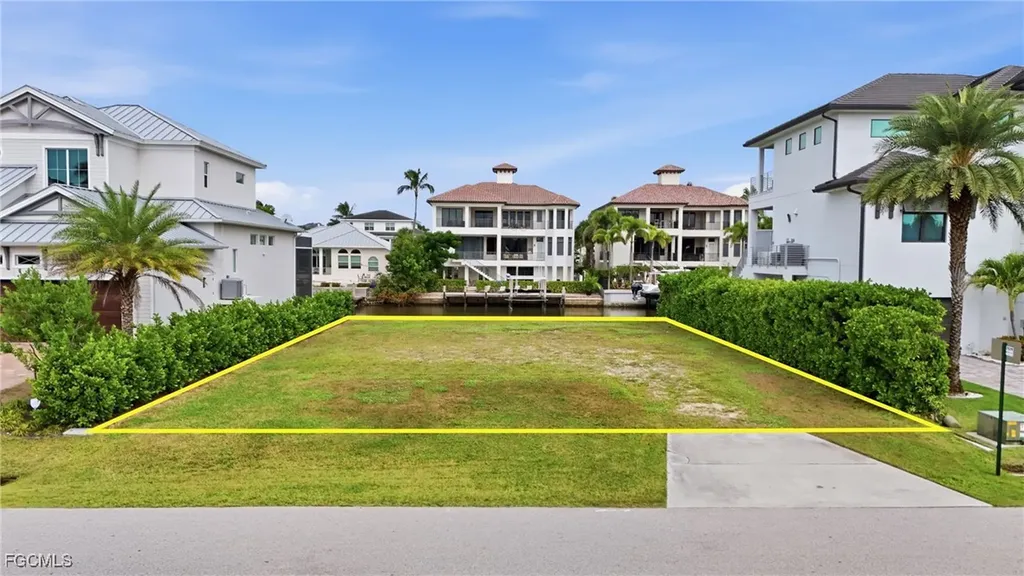 469 Trade Winds Avenue Naples FL 34108