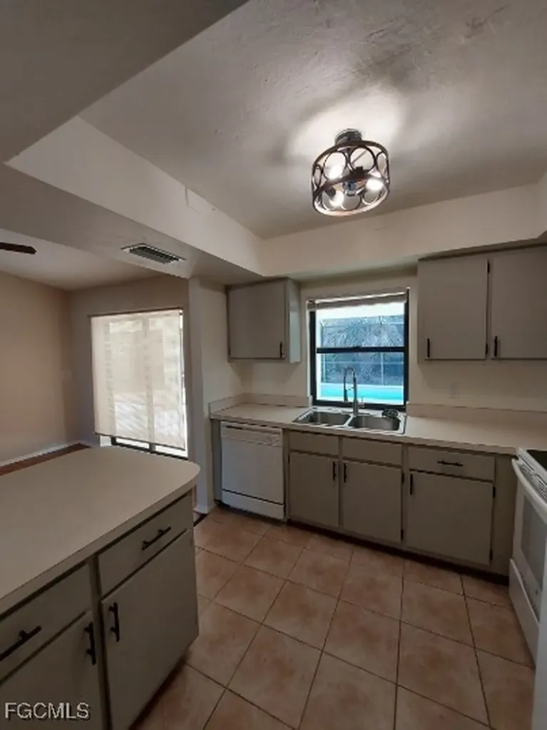 801 SW 10th Place Cape Coral FL 33991