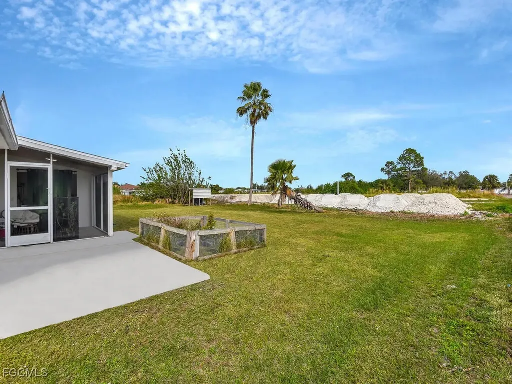 733/735 Gilbert Avenue S Lehigh Acres FL 33973