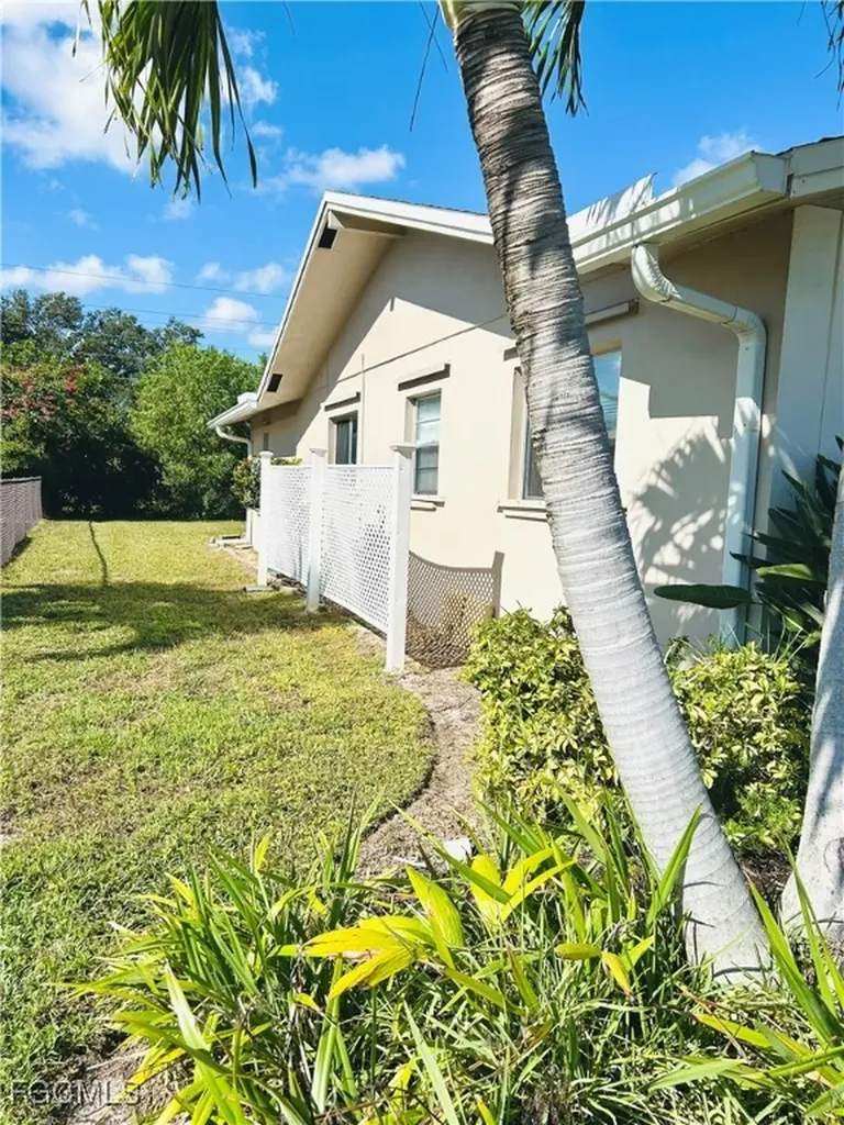 1406 S Larkwood Square Fort Myers FL 33919